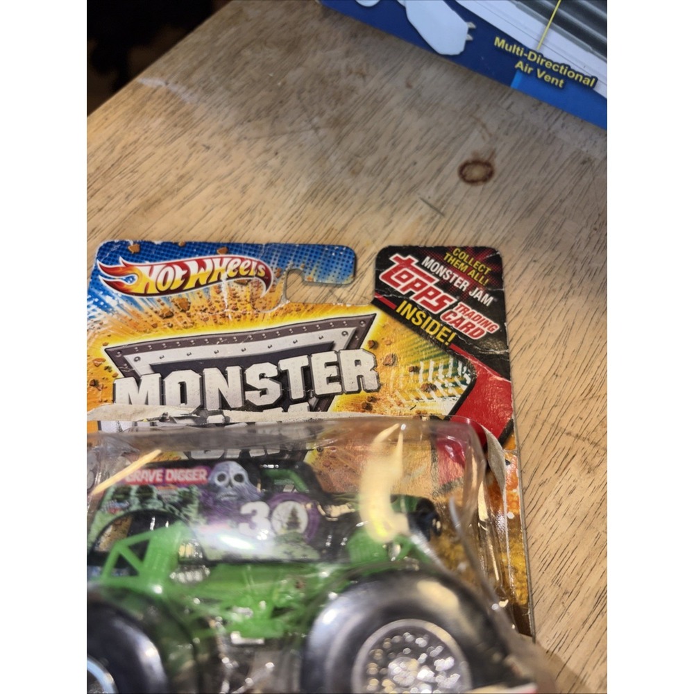 Hot Wheels Monster Jam Grave Digger 30th Anniversary 2010 Topps 1:64 Diecast